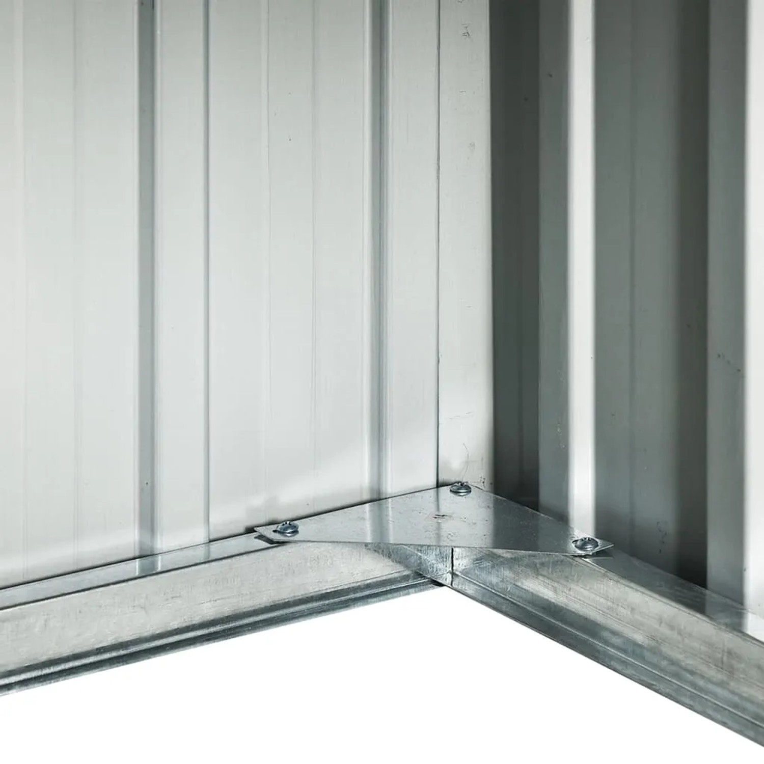 Detailaufnahme: Graue vidaXL Rasenmäher Garage aus verzinktem Stahl, Ecke mit Schrauben.