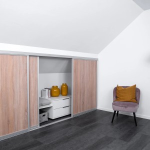 Kniestock-Schiebetüren mit Silberprofil und Eiche Dekor, ideal für Dachschrägen.