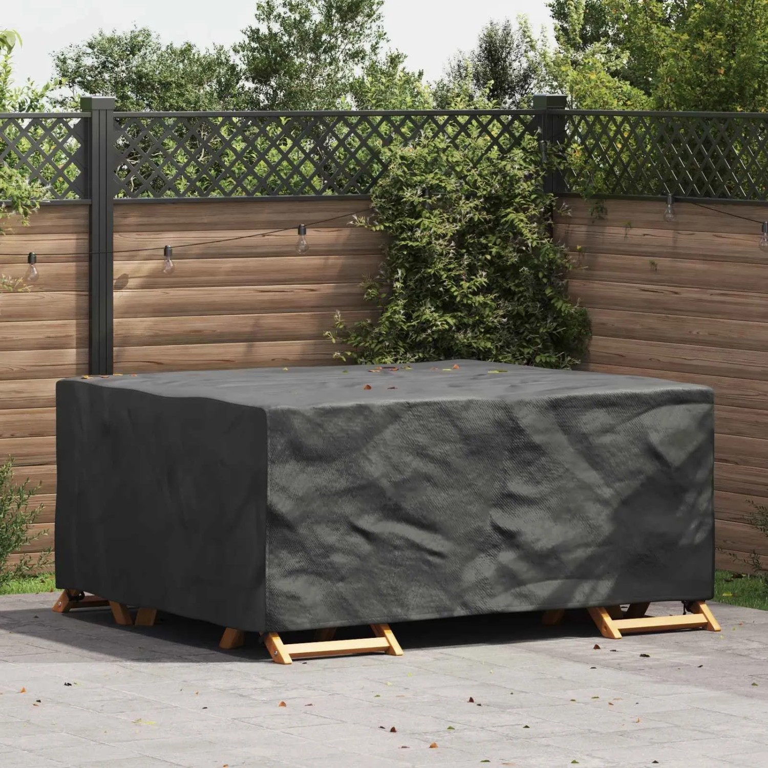 Schwarzer vidaXL Möbelbezug auf Terrasse, schützt rechteckige Gartenmöbel. Wasserfeste Schutzhülle für draußen.