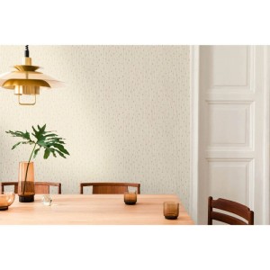 Dekorative Tadessi Vliestapete in Creme mit feinem Streifenmuster an einer Wand im Esszimmer, mit Tisch und Lampe.