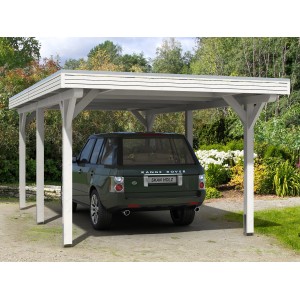 Weißer Skan Holz Carport Spessart mit Auto. Einzelcarport aus Leimholz mit flachem Dach und Regenrinne.
