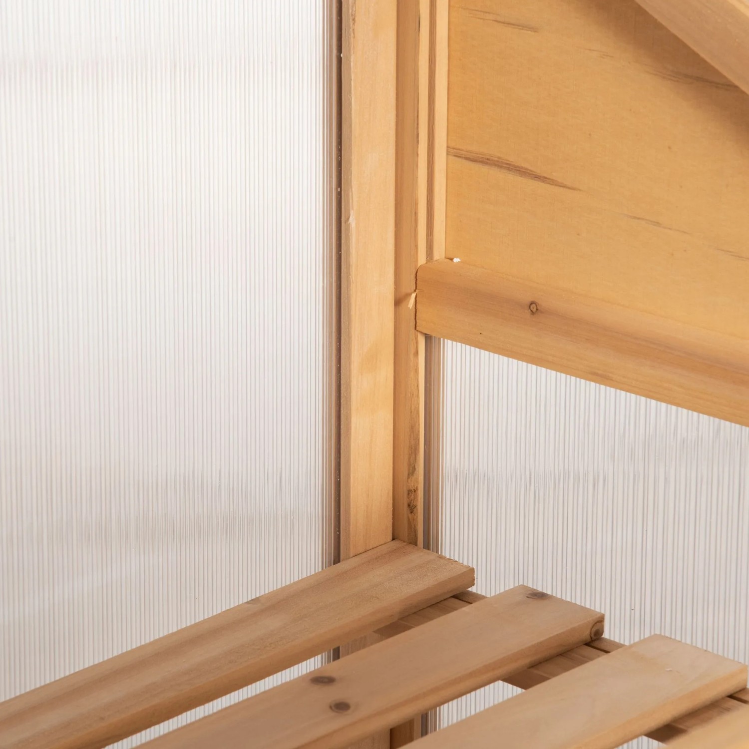 Detailaufnahme: Outsunny Gewächshaus aus Tannenholz, braun, mit Regalböden.
