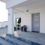 Basi Kamera Attrappe KA 300 in Silber mit LED-Blinklicht an Hauswand montiert.