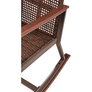 Detailansicht des dunkelbraunen Garden Pleasure Schaukelstuhls Sinaloa mit Kunststoffgeflecht und Holzarmlehne.