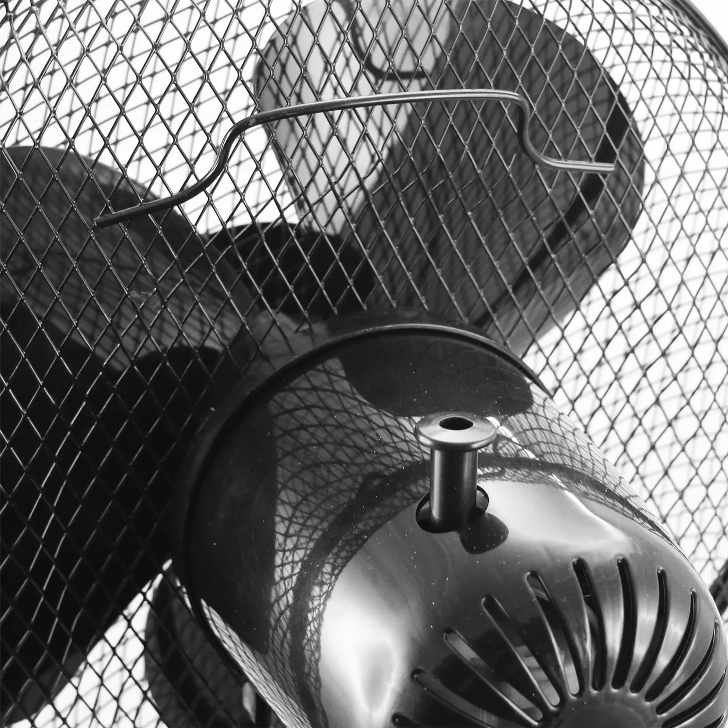 Detailaufnahme: Emerio Tischventilator, 23 cm, schwarz, mit Schutzgitter.