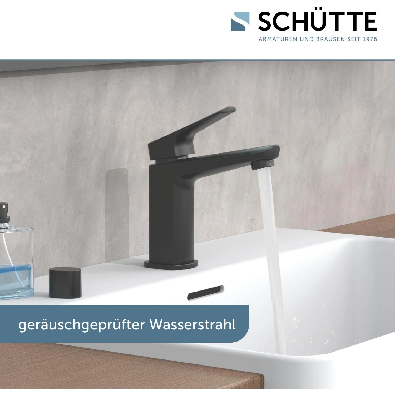Schütte Waschtischarmatur Raven, schwarz-matt, mit laufendem Wasser im Waschbecken.