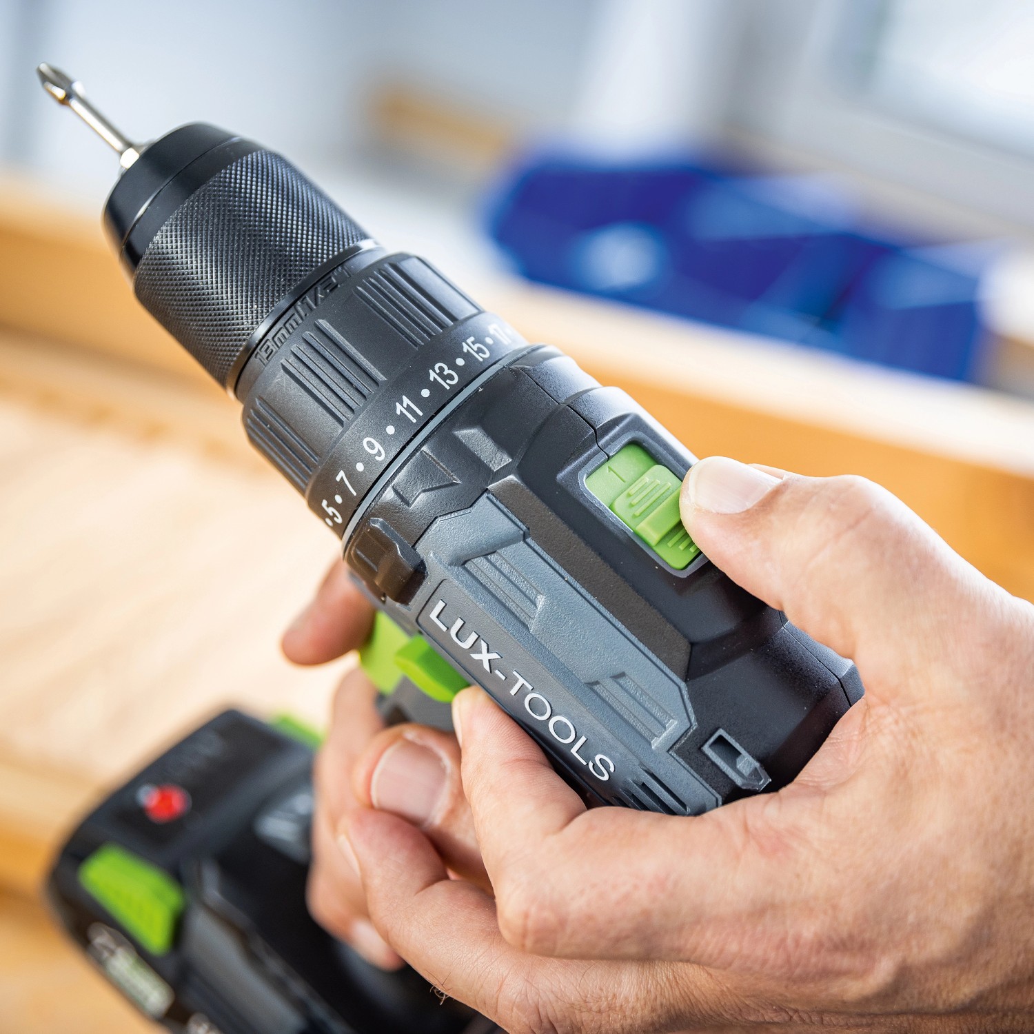 LUX Akku-Bohrschrauber A-BS-20 B in der Hand, Detailaufnahme des Akkuschraubers.