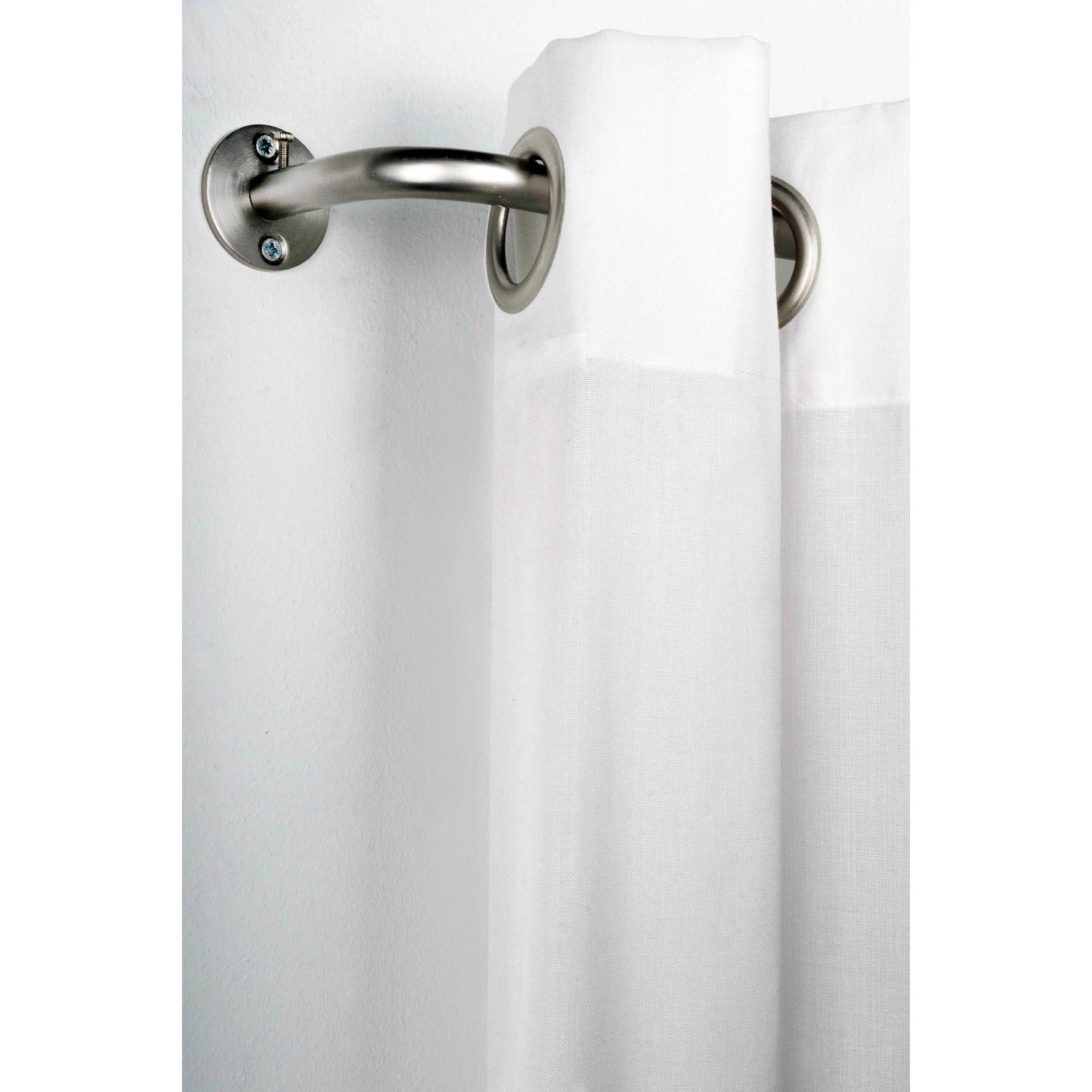 Mydeco Gardinenstange-Set in Edelstahl-Optik, ausziehbar von 120-210cm, mit weißem Vorhang.