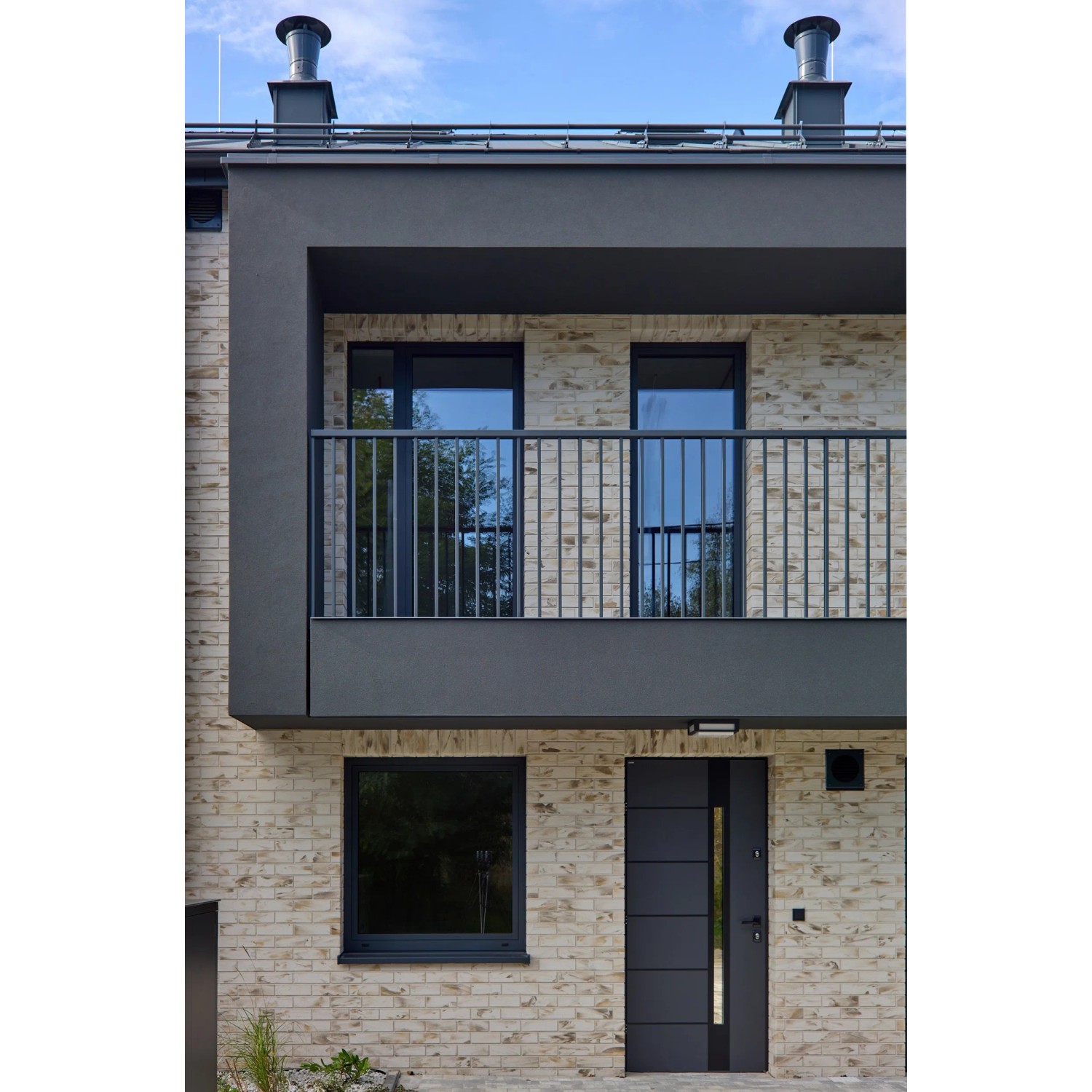 Hausfassade mit Elabrick Eckverblender Sevilla in hellem Beige. Frostsichere Verblender für Aussen.
