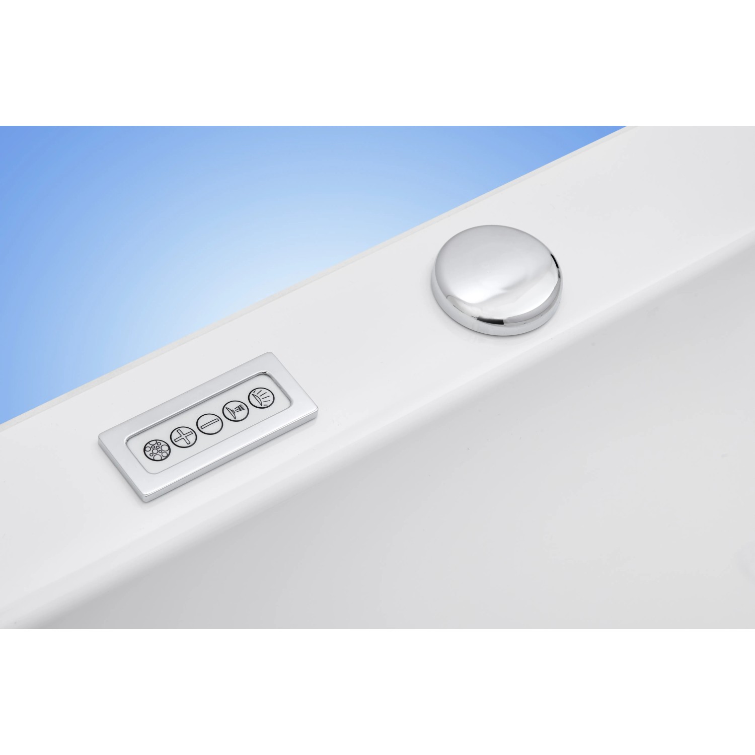 Detailaufnahme: Bedienelemente und Abdeckung der Ottofond Spirit Whirlpool-Badewanne, links, weiß.