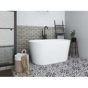 Weiße, freistehende ovale Badewanne Apogon aus Acryl, 130 cm, in modernem Bad mit gemusterten Fliesen.