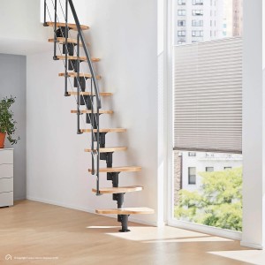 Intercon Alpha Raumspartreppe: Mittelholmtreppe mit hellen Buche Natur Stufen und Lava-Anthrazit Metall. Moderne Innentreppe.