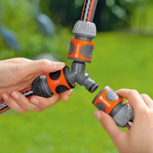 Gardena Y-Stück für Schlauchabzweigung in zwei Zweige, montiert von zwei Händen.