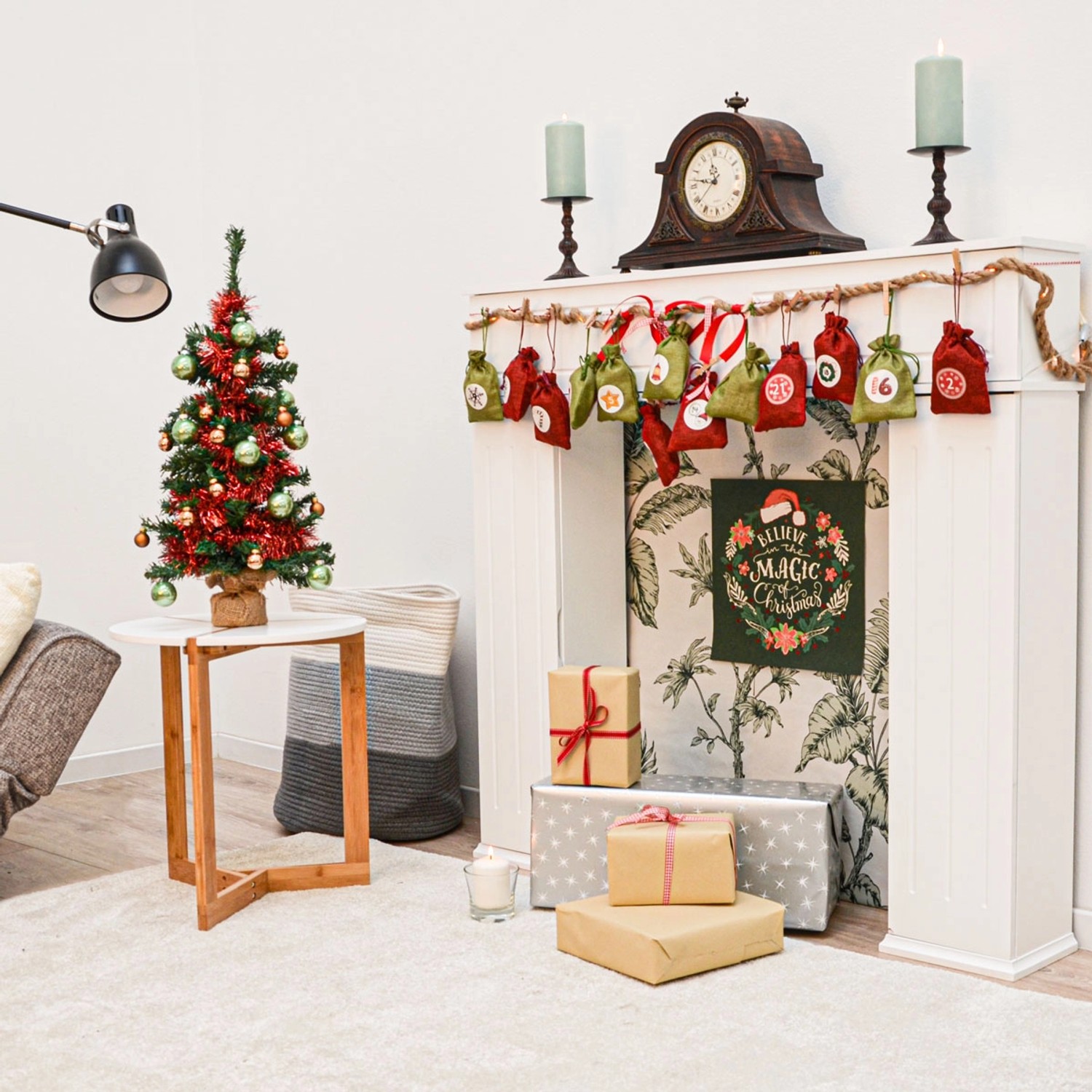 DIY Adventskalender mit 24 roten und grünen Jute-Säckchen, aufgehängt an einem Kamin.