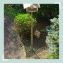 Relaxdays Dornengitter 6er Set unter einem Vogelfutterplatz im Garten. Schwarze Kunststoffmatten zum Schutz vor Tieren.