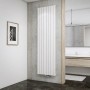Schulter Design-Heizkörper Aachen, Mittelanschluss, Alpinweiß, 1502 W, im Badezimmer.