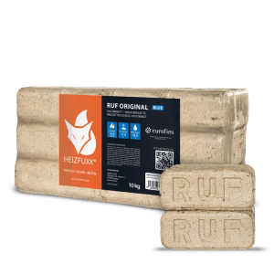 Heizfuxx RUF Original Blue Holzbriketts, 10kg Packung und zwei einzelne, eckige Briketts mit RUF-Prägung.
