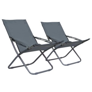 Zwei graue, klappbare Strandstühle aus Stoff, ideal für Garten, Camping oder Strand.