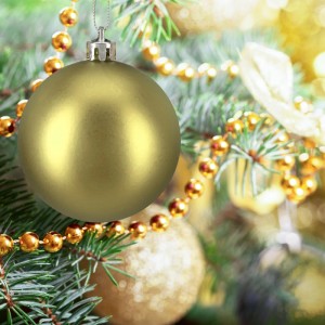 Goldene, matte Weihnachtskugel aus Kunststoff am Tannenbaum. Bruchsicheres 76er Set Christbaumkugeln für festliche Deko.