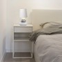 Weiße Näve Tischleuchte Stoney Keramik, 31 cm hoch, auf Nachttisch im Schlafzimmer.