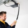 Schellenberg Spiralkabel am Garagentorantrieb Smart Drive L/XL mit Mann, der Stecker hält.