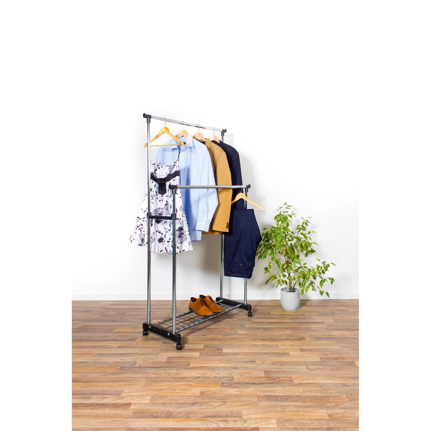 Rollgarderobe Duo mit Kleidung und Schuhablage. Mobile, höhenverstellbare Kleiderstange.