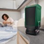 Grüner Bosch UniversalSpeaker 18V-1 Akku-Bluetooth-Lautsprecher im Wohnmobil.