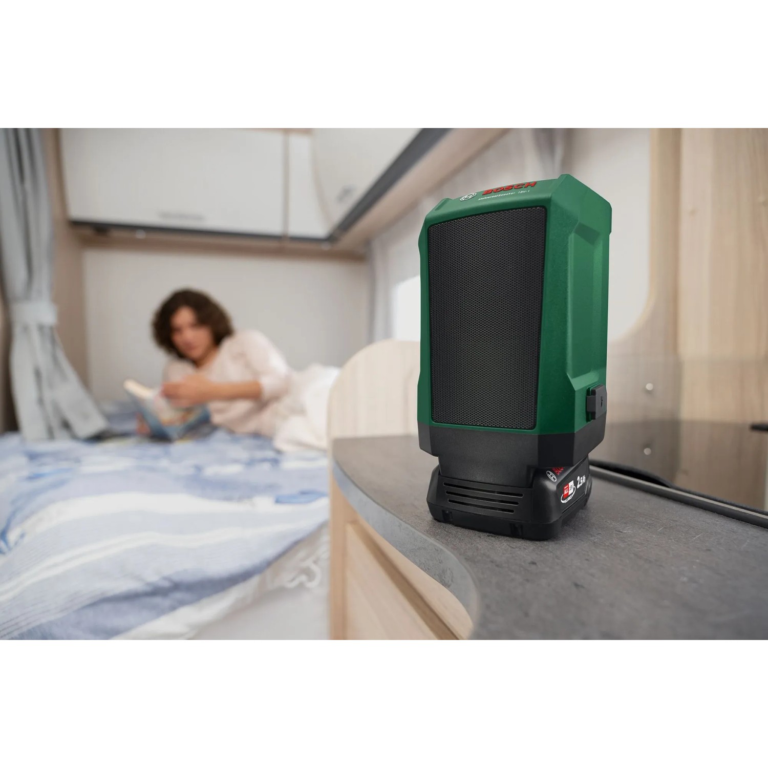Grüner Bosch UniversalSpeaker 18V-1 Akku-Bluetooth-Lautsprecher im Wohnmobil.