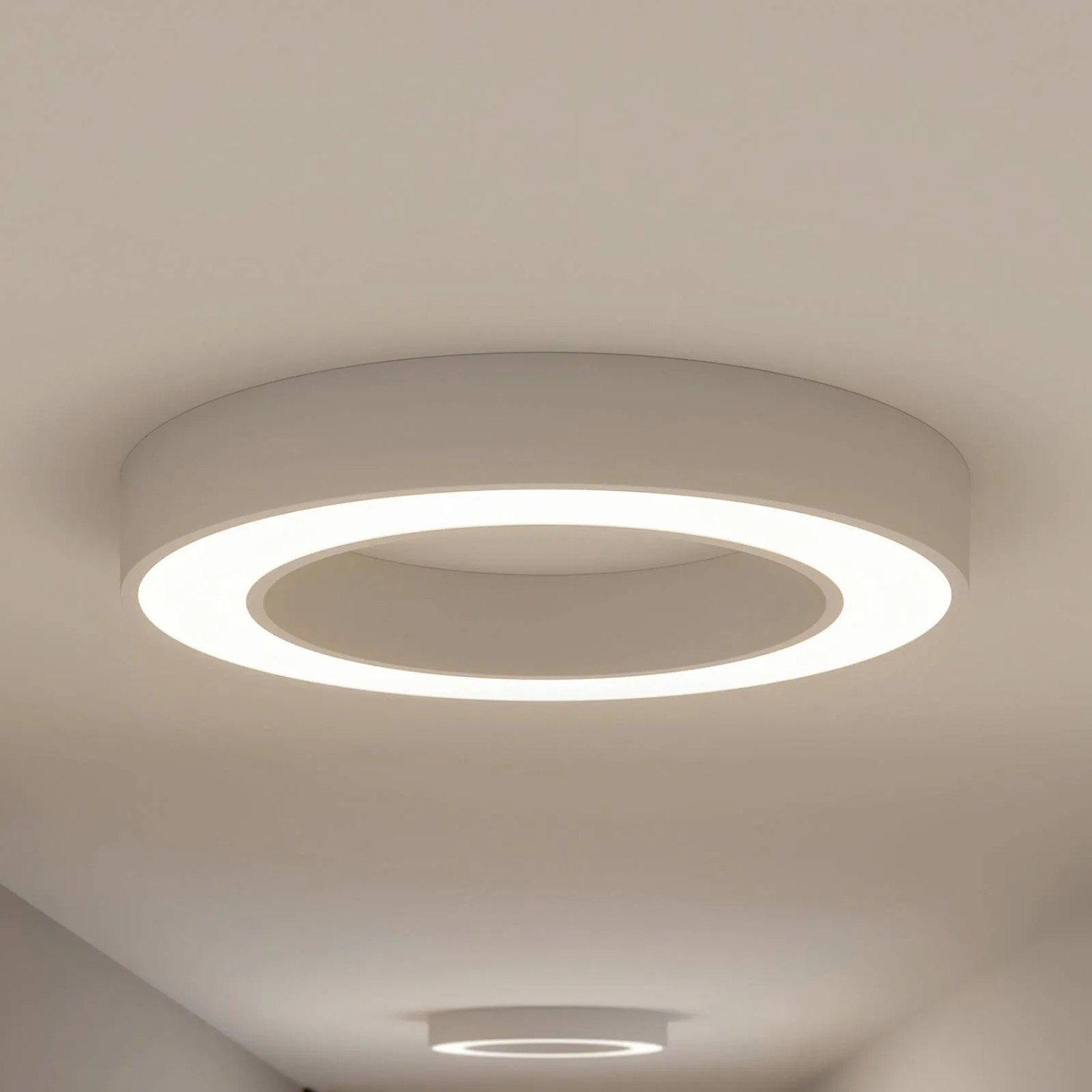 Moderne, weiße LED Deckenleuchte Sharelyn von Arcchio aus Aluminium, ringförmig.