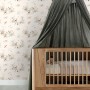 Crème-beige Vliestapete mit Hirsch-Muster im Kinderzimmer, neben einem Holzbett mit Baldachin. Dekorative Wandgestaltung.