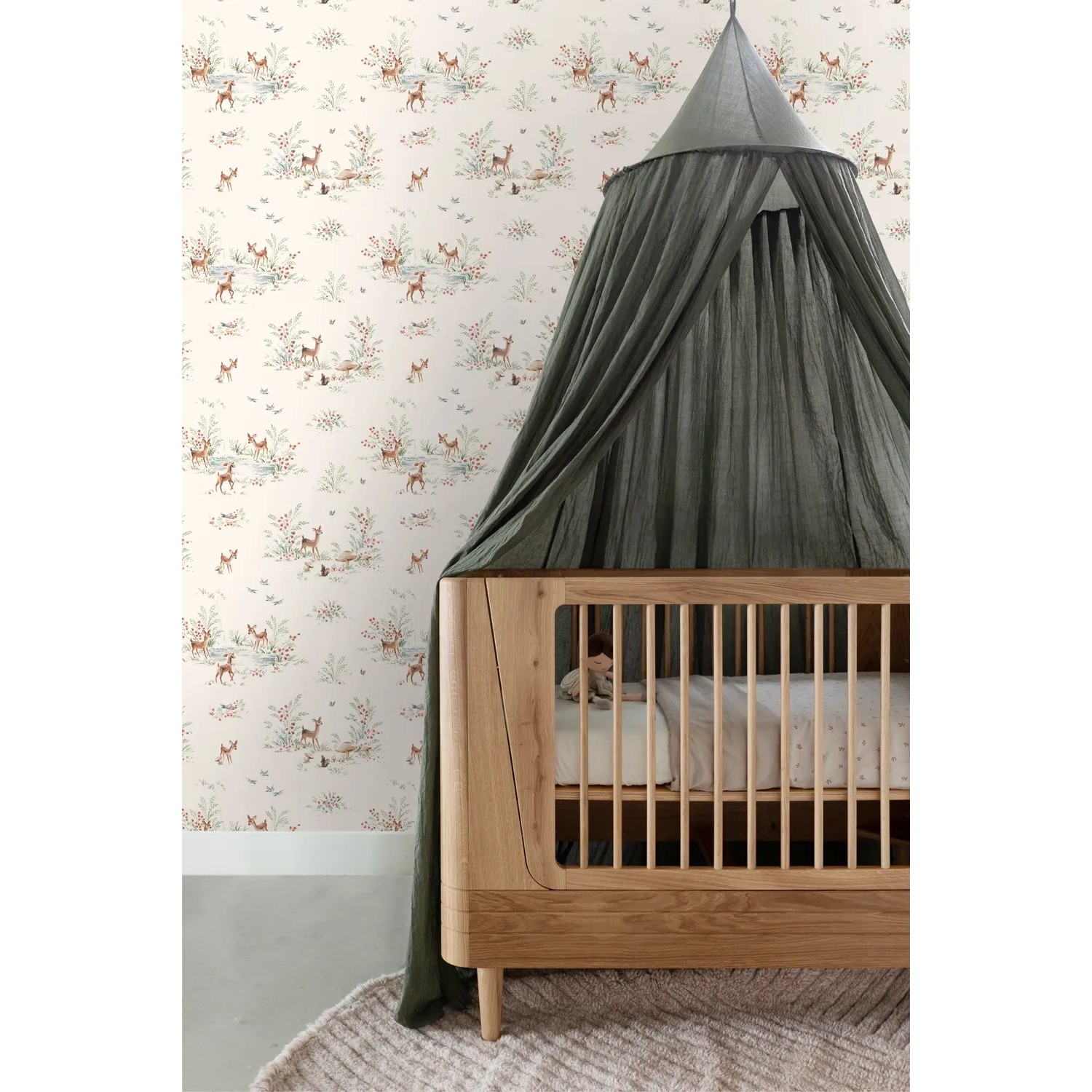 Crème-beige Vliestapete mit Hirsch-Muster im Kinderzimmer, neben einem Holzbett mit Baldachin. Dekorative Wandgestaltung.