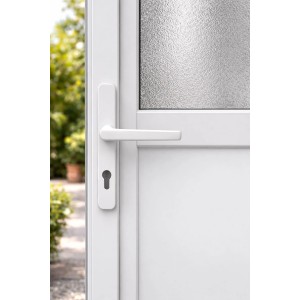 Weiße Panto Griffgarnitur Smart Line (92 mm) an einer Tür, Detailansicht.