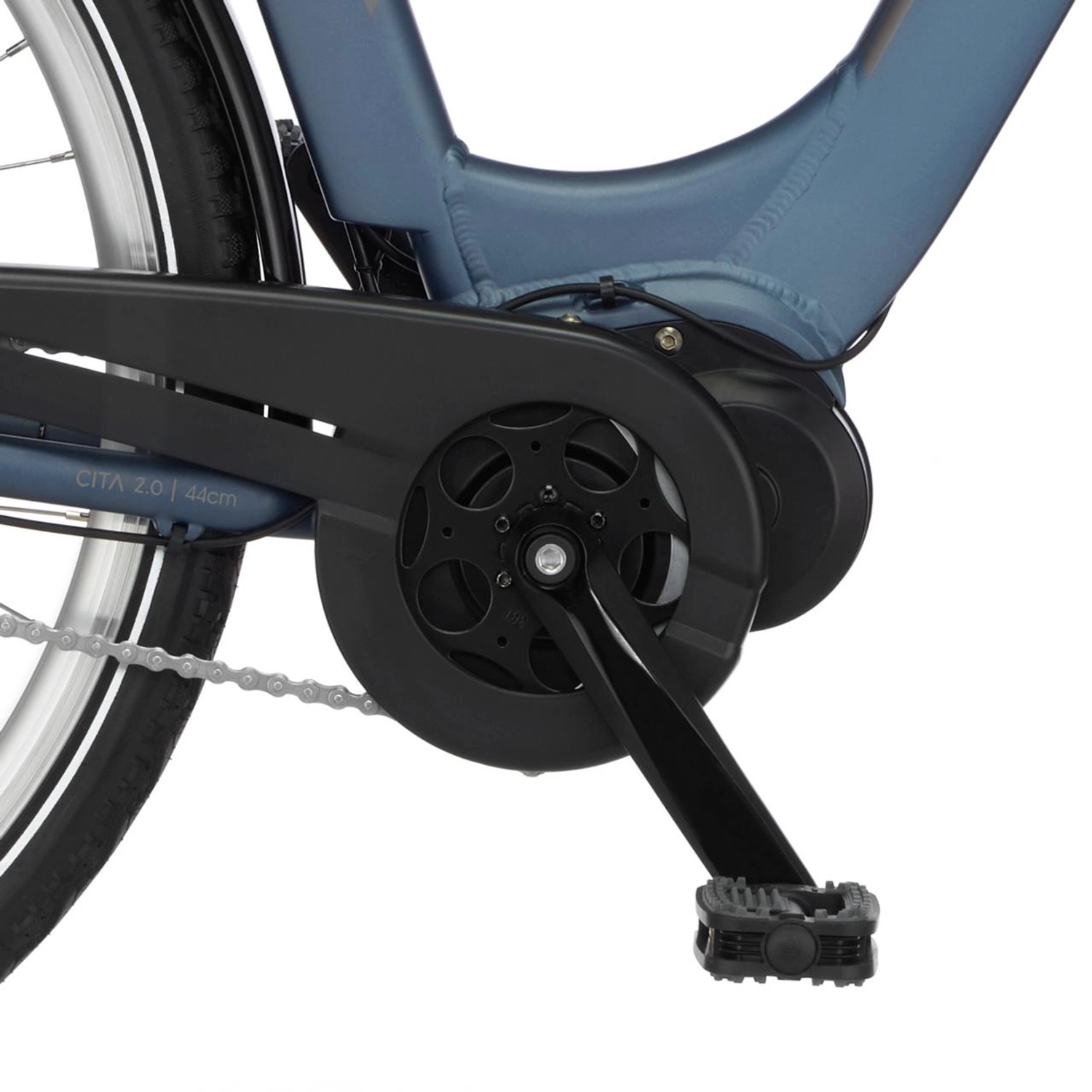 Detailaufnahme: Mittelmotor und Kurbel des Fischer Cita 2.0 E-Bike City-Fahrrads.
