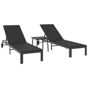 2 schwarze vidaXL Sonnenliegen aus Poly Rattan mit Rädern und kleinem Tisch.
