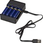 Schwarzes Batterie-Ladegerät mit USB-Kabel und vier Akkus zum Aufladen.