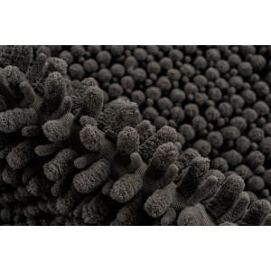 Detailaufnahme: Graphitfarbener Lalee Badteppich Fluffy, 40x60 cm, mit weichem Flor.