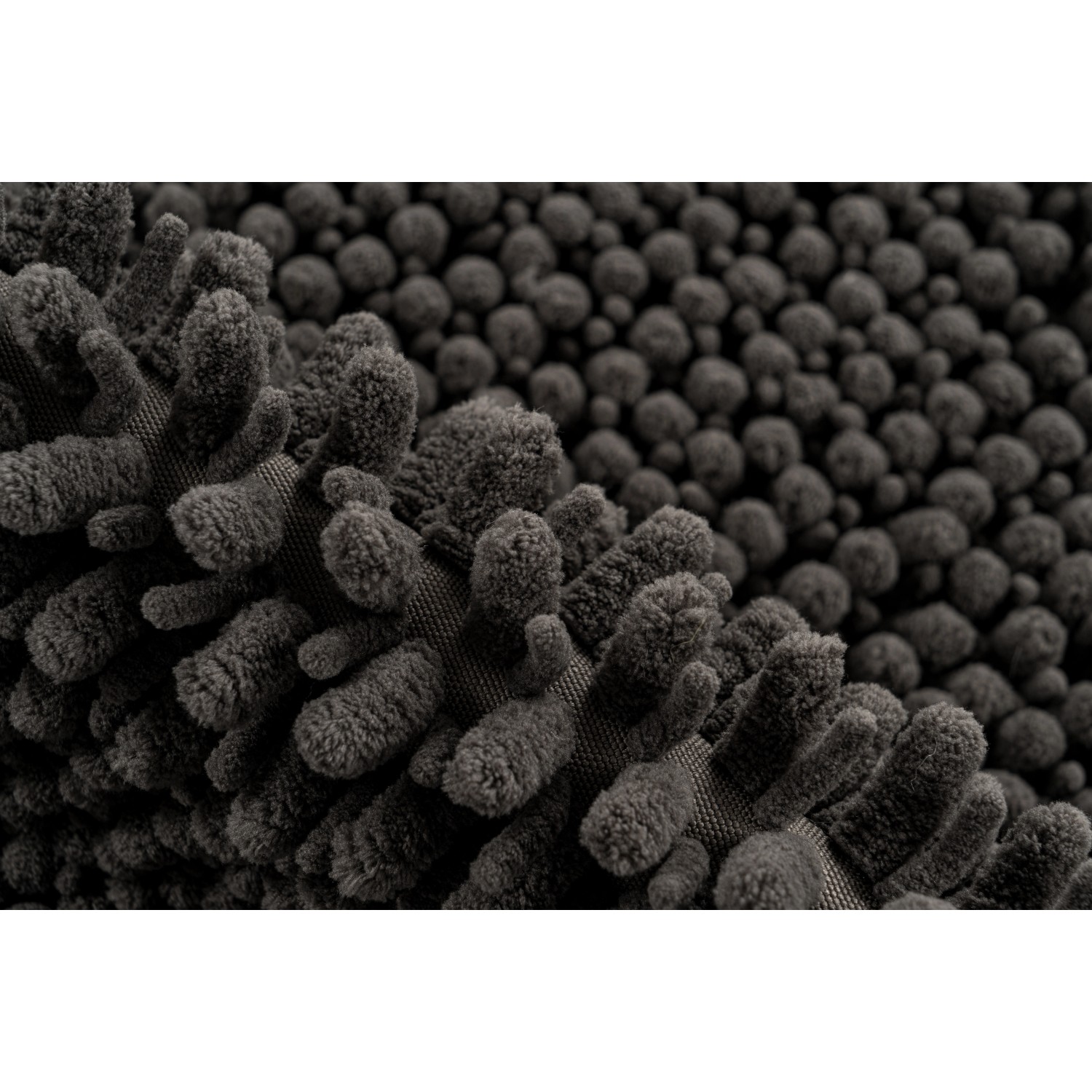 Detailaufnahme: Graphitfarbener Lalee Badteppich Fluffy, 40x60 cm, mit weichem Flor.
