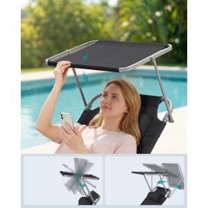 Schwarze Songmics Sonnenliege mit verstellbarer Sonnenblende und Kopfkissen am Pool.
