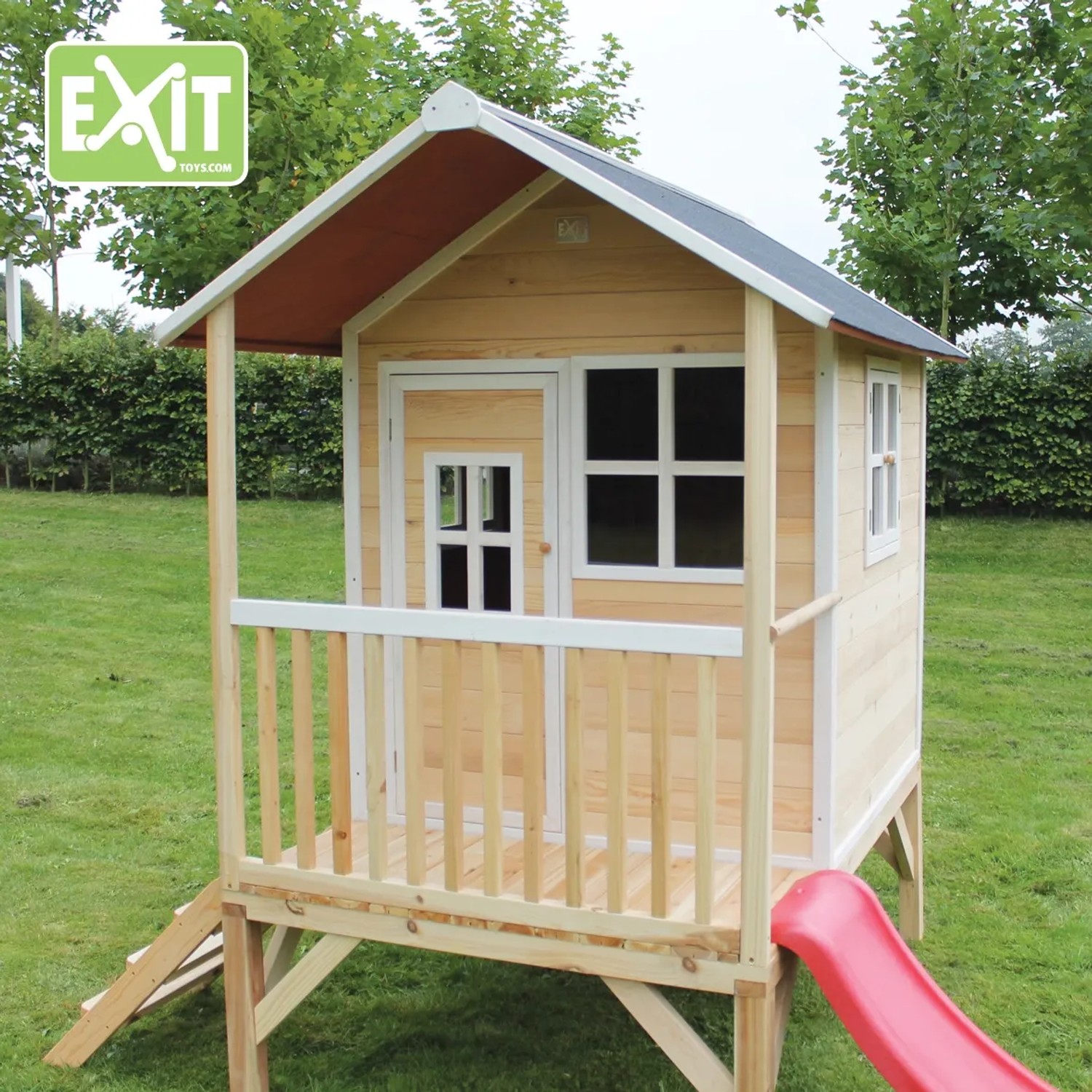 EXIT Loft 300 Holzspielhaus naturel mit Rutsche und Leiter im Garten.