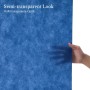 Blaue Vlies Tischdeckenrolle, halbtransparent, mit einer Hand dahinter, die die durchscheinende Optik des Materials zeigt.