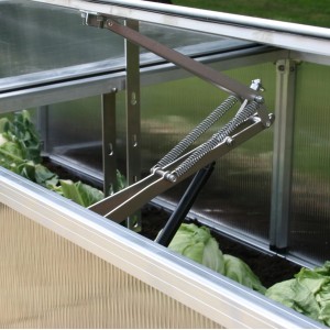 KGT Automatischer Fensterheber im Frühbeet-Gewächshaus, Detailaufnahme.