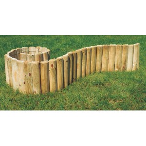 Geschwungene Beeteinfassung aus kesseldruckimprägniertem Holz, 6x20x200 cm, im Garten.
