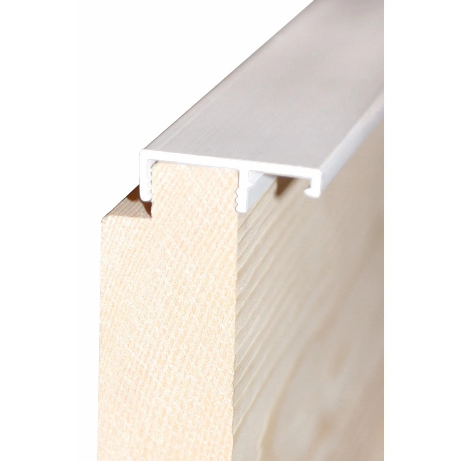 Minka Verkleidungsleiste 27 mm, weiße PVC-Leiste für Innentreppen, Detailansicht.