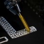 Dremel 9903DM Wolframkarbid-Fräser beim Gravieren in Metall, Zubehör für Miniaturwerkzeuge.