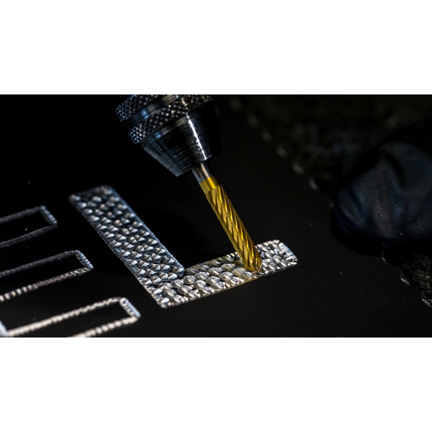 Dremel 9903DM Wolframkarbid-Fräser beim Gravieren in Metall, Zubehör für Miniaturwerkzeuge.