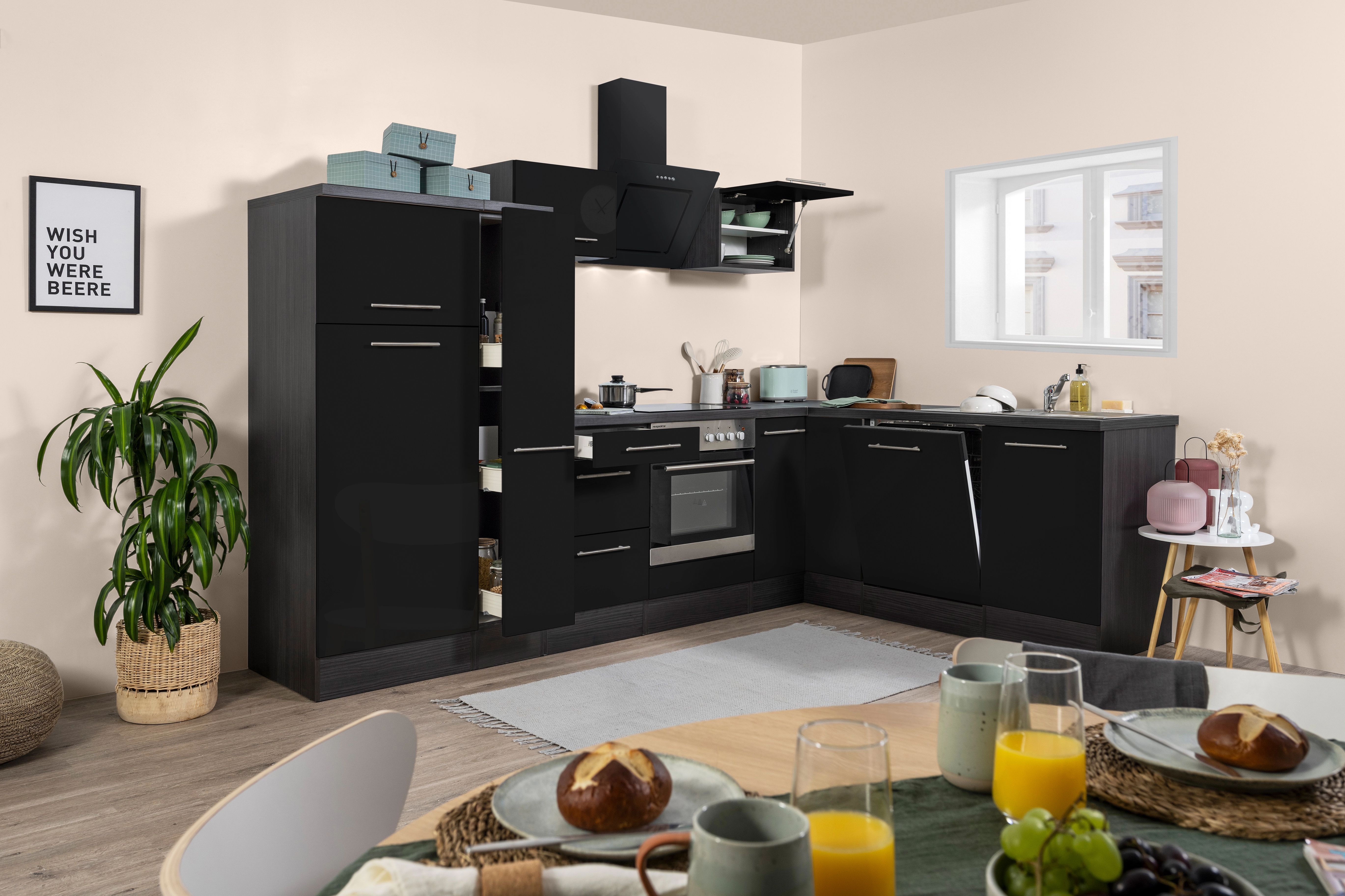 Eine küche mit einem schwarzen kühlschrank und einem tisch mit