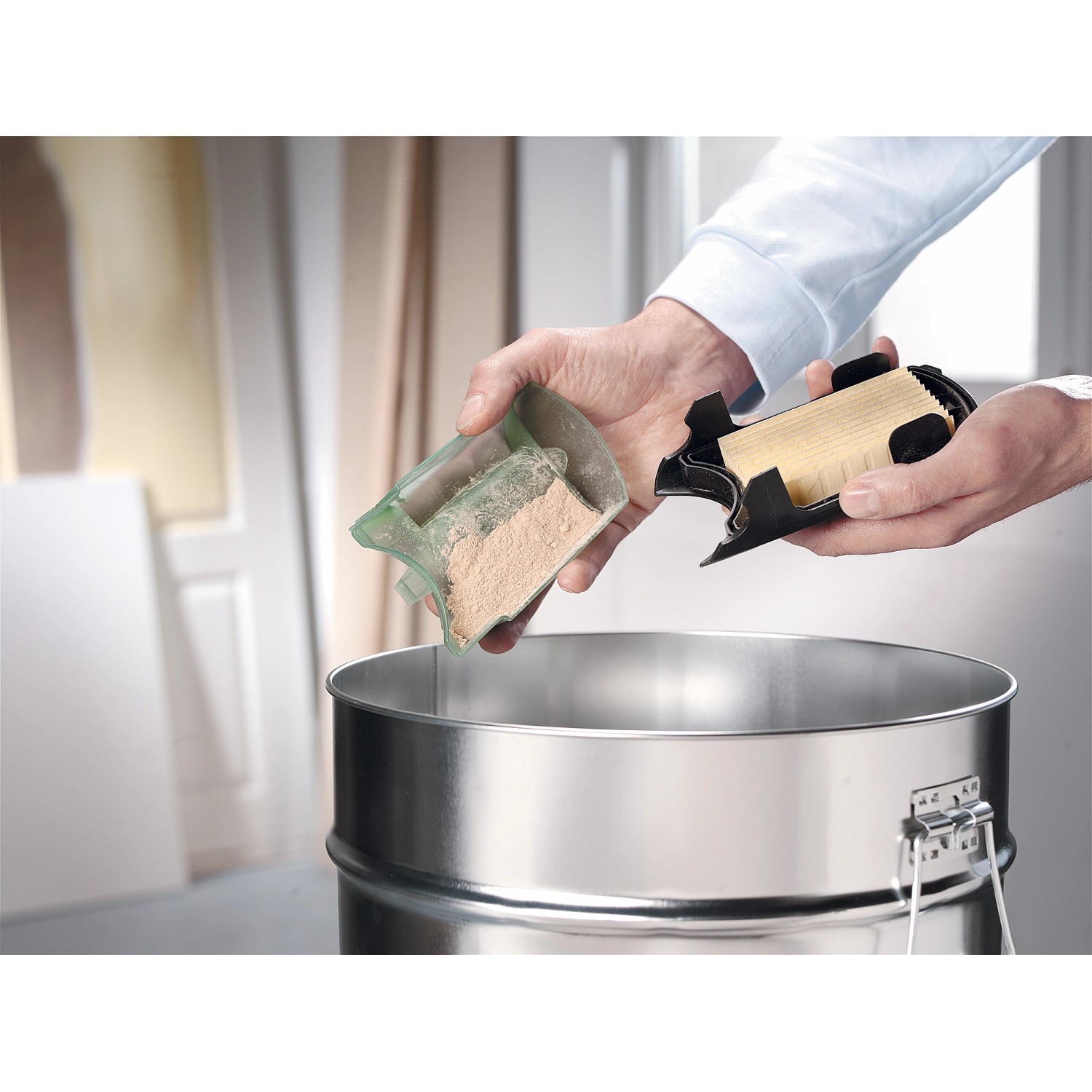 Entleerung des Staubbehälters vom Bosch Schwingschleifer PSS 250 AE.