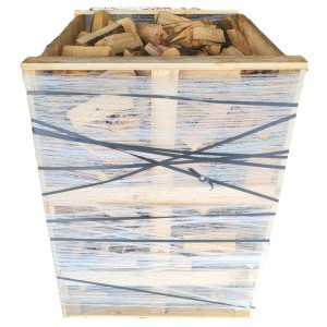 Gestapeltes, trockenes Kaminholz (25 cm Scheite) in Holzpalette, umwickelt mit Folie.