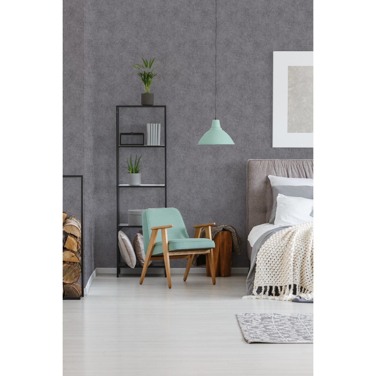 Wohnraum mit grauer Vliestapete Trendwall 2 Uni Grau Bronze Glänzend FSC® an der Wand.