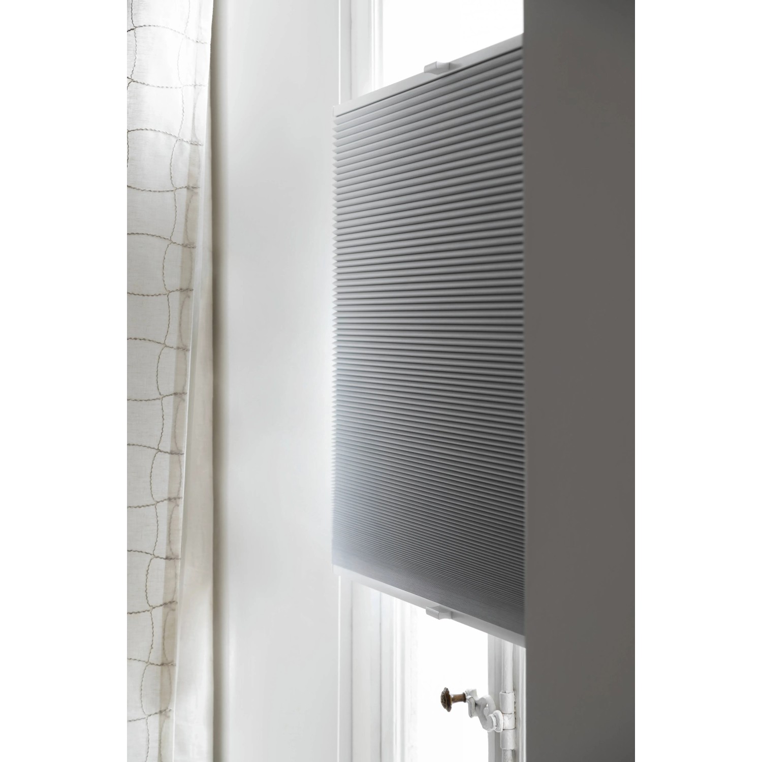 Graues Schöner Wohnen Thermo-Wabenplissee Sina, 90x130 cm, am Fenster montiert.